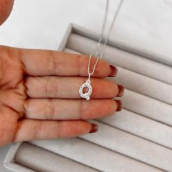 Colar pingente letra Q cravejada 10mm 45cm