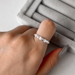 Anel largo detalhe vazado cravejado