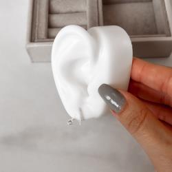 Argola oval cravejada e zircônia 13mm tarraxa