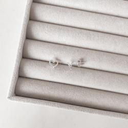 Brinco volta coração metade cravejado 8mm