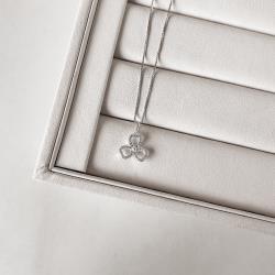 Colar pingente trevo vazado cravejado 12mm 45cm