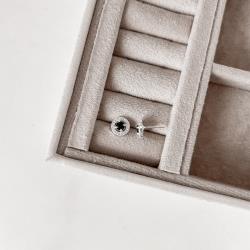 Brinco zircônia redonda ônix com cravejado 9mm