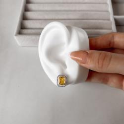 Brinco zircônia retangular amarela com cravejado 13mm