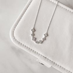 Colar entremeios trevo cravejado e zircônia corrente cadeado 40+5cm