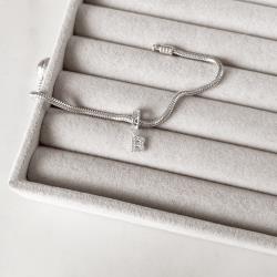 Berloque pingente letra B cravejada 6mm elo corações