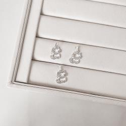 Pingente gato vazado com zircônias 13mm