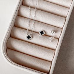 Conjunto brinco e colar trevo ônix com cravejado 7mm 40cm com extensor