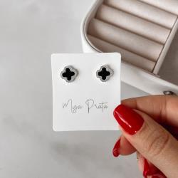 Brinco trevo ônix cravejado 10mm