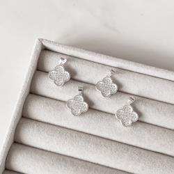 Pingente trevo cravejado 15mm