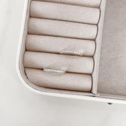 Anel meia aliança círculos cravejados cristal