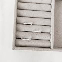 Anel meia aliança círculos cravejados 