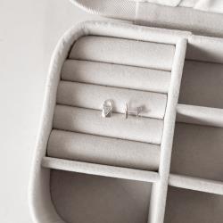 Brinco cadeado com zircônias 8mm