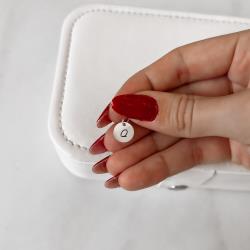 Pingente medalha letra O 10mm