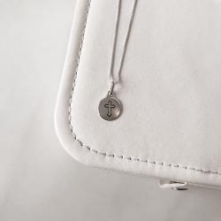 Colar pingente medalha cruz resina 45cm