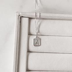 Colar pingente placa letra A 12mm 45cm