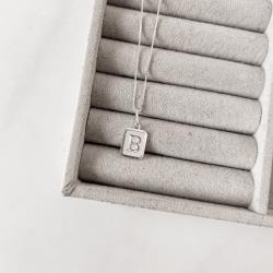 Colar pingente placa letra B 12mm 45cm