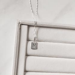 Colar pingente placa letra M 12mm 45cm