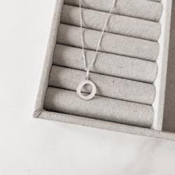 Colar pingente letra O 45cm