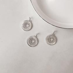 Pingente medalha coração com detalhes 18mm