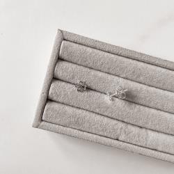 Brinco trevo vazado 6mm