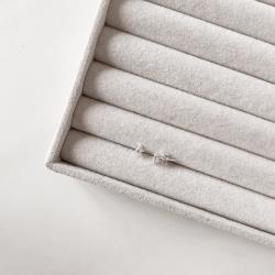 Brinco estrela com zircônias 5mm