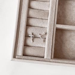 Brinco cruz curva cravejada 15mm