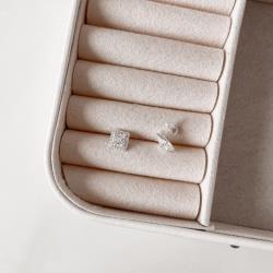 Brinco zircônia quadrada com cravejado 7mm