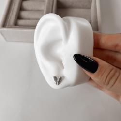 Brinco coração 8mm risco cravejado