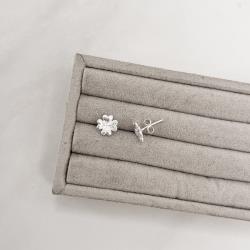 Brinco trevo detalhe cravejado 8mm