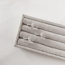 Anel letra E cravejada e zircônia regulável P