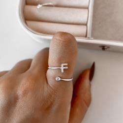 Anel letra F cravejada e zircônia regulável P