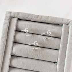 Anel letra G cravejada e zircônia regulável P