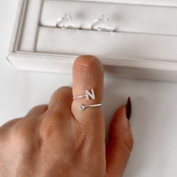 Anel letra N cravejada e zircônia regulável P