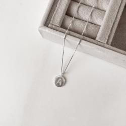 Colar pingente medalha letra A cravejada 15mm 45cm