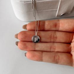 Colar pingente medalha letra F cravejada 15mm 45cm