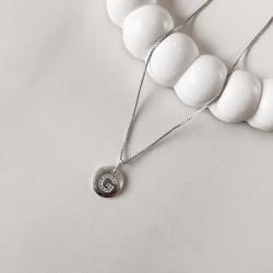 Colar pingente medalha letra G cravejada 15mm 45cm