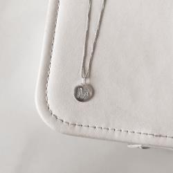 Colar pingente medalha letra M cravejada 15mm 45cm