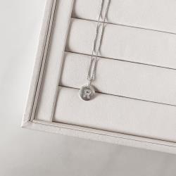 Colar pingente medalha letra R cravejada 15mm 45cm