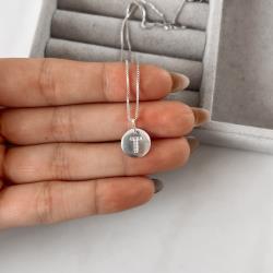 Colar pingente medalha letra T cravejada 15mm 45cm