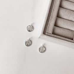 Pingente medalha letra H cravejada 15mm