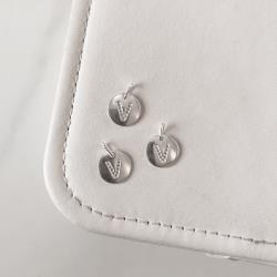 Pingente medalha letra V cravejada 15mm