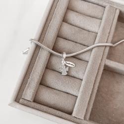 Berloque pingente anjo cravejado com placa escrito madrinha