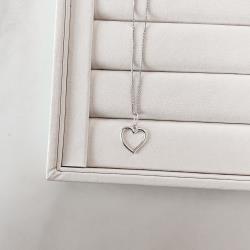 Colar pingente coração vazado esquerdo 15mm 45cm