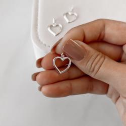 Pingente coração vazado direito 15mm