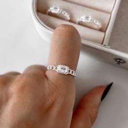 Anel zircônia retangular com cravejado detalhe corrente