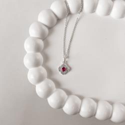 Colar pingente trevo vazado cravejado com zircônia cereja 11mm corrente cadeadinho 45cm