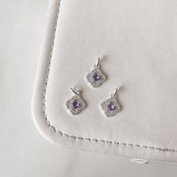 Pingente trevo vazado cravejado com zircônia lilás 11mm