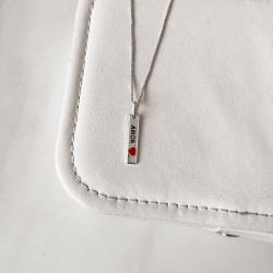 Colar pingente placa amor resina 20mm 45cm