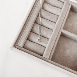 Colar pingente letra C cravejada 6mm 40cm