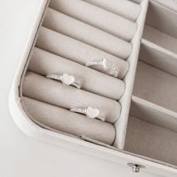 Anel coração com cravejado lateral